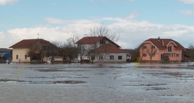 Zbog izlijevanja rijeke Une obustavljen saobraćaj na M-14, najavljene nove padavine