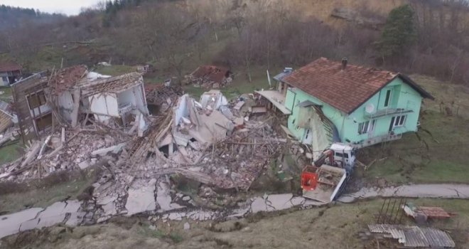 U klizištu srušeno šest kuća, ljudi skakali s balkona: Pogledajte dramatične snimke iz Hrvatske Kostajnice