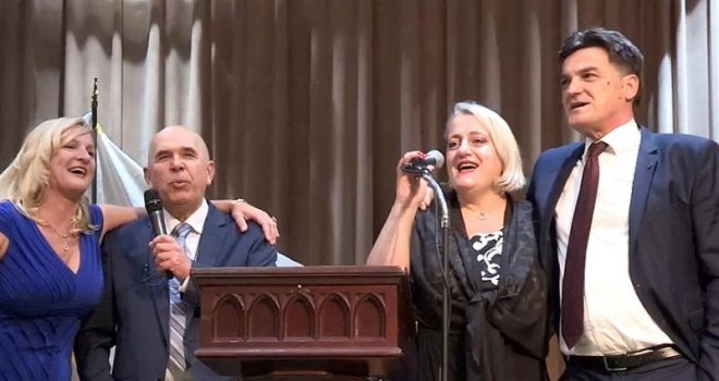 Prvi glas Parlamenta BiH: Pogledajte kako Diana Zelenika u Kanadi pjeva 'Moja Hercegovina'