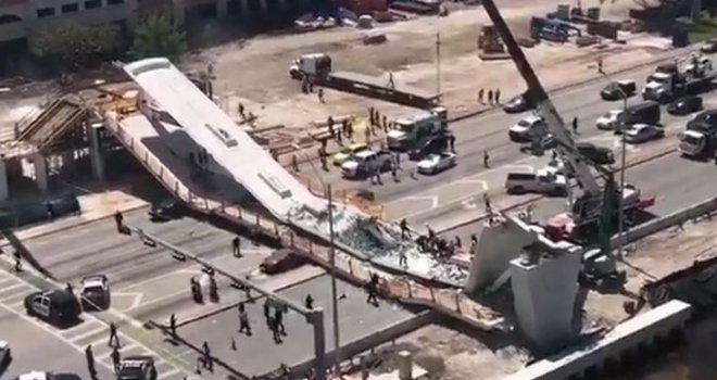 Srušio se veliki i novi pješački most, otvoren prije pet dana: Zdrobio automobile, ima mrtvih i zatrpanih ljudi...