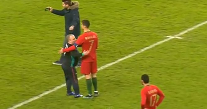 Bosanac uletio na teren i bacio se u zagrljaj Cristianu Ronaldu, evo kako je slavni fudbaler reagovao