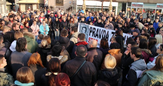 Banjalučani na Trgu Krajine zapalili svijeće i pomolili se za Davida Dragičevića