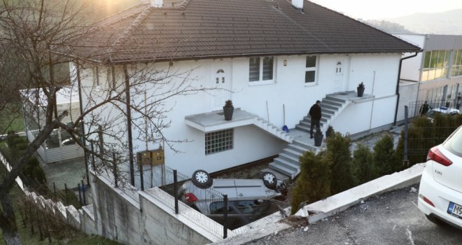 Automobil sletio sa ceste i završio u dvorištu, vlasnik kaže: 'Ovo nije prvi put da mi vozilo završi pred kućom'