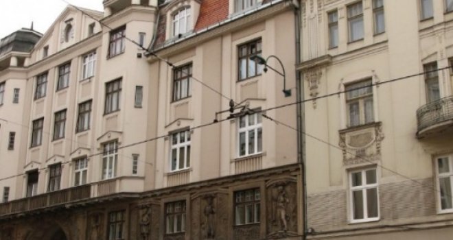 Ruglo u centru Sarajeva: Usred Titove na petom spratu napravio kuću!