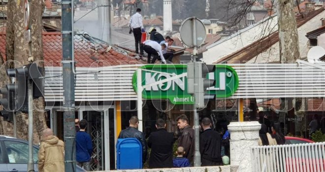 Požar na Baščaršiji: Radnici restorana s vatrogascima na krovu gasili vatru 