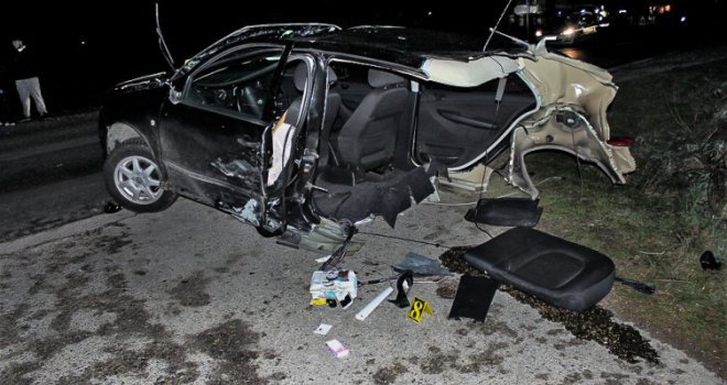 Saobraćajna nesreća na bh. putevima: Auto bukvalno prepolovljeno, vozačica polomila nos
