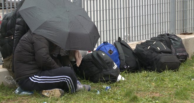 Usred Sarajeva četvoročlana porodica preživljava ispod kišobrana: Kiša pada cijeli dan, oni nemaju gdje da odu...