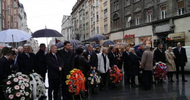 Položeno cvijeće kod Vječne vatre i na mezarju Kovači: '6. april je u historiji Sarajeva zauzeo nezamjenjivo mjesto'