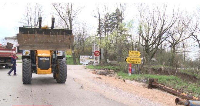 Ugrožena putna komunikacija prema Tuzli, pokrenuto klizište na Husinu
