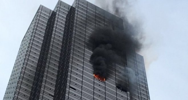 Građani u nevjerici posmatrali: Vatra sukljala iz Trumpovog tornja u centru New Yorka, ima mrtvih