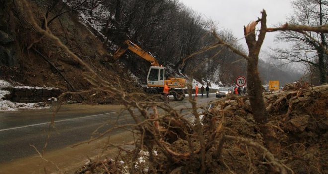 Zbog klizišta na OVIM dionicama je preusmjeren saobraćaj, zabilježeni učestali odroni 