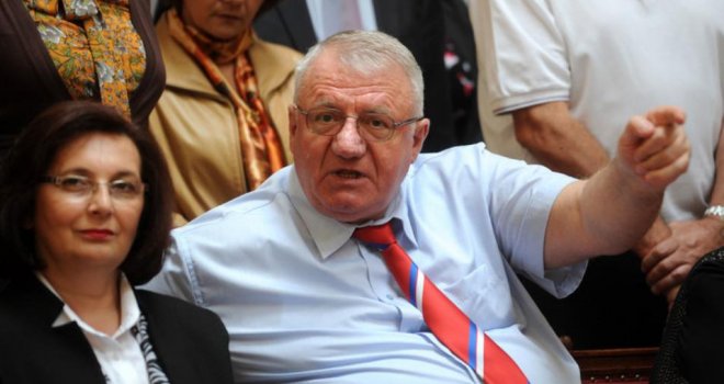 Vojislav Šešelj pozvao na uvođenje smrtne kazne za one koji kažu da se u Srebrenici desio genocid