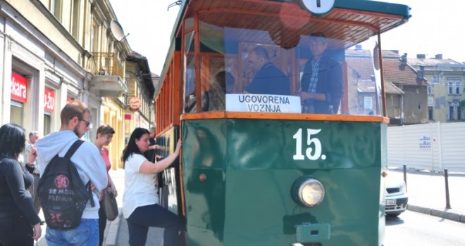 Sarajlije uživale u vožnji replikom prvog električnog tramvaja: Ovakav je luksuz bio 1895., a ne kao danas...