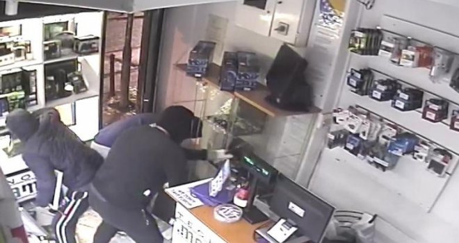 Filmska pljačka usred Baščaršije: Trojica maskiranih razbojnika za minutu pokrala 'Media Market'