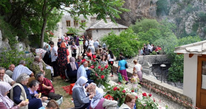 Više hiljada vjernika na vrelu Bune: Dovište u Blagaju je jedno od najstarijih i najmasovnijih u BiH, ali i šire
