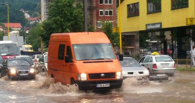 Nakon velikog nevremena tuzlanske ulice pod vodom