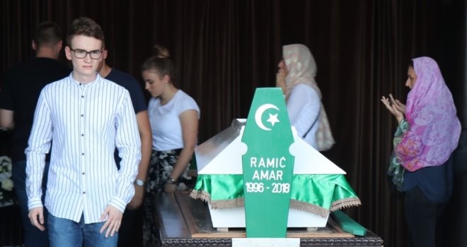 Više hiljada Tuzlaka posljednji put se oprostilo od Amara Ramića