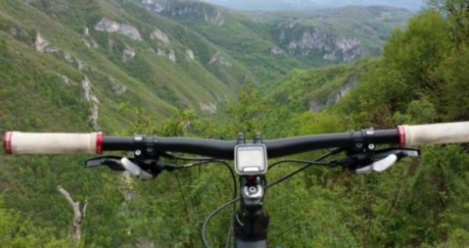 Tragična smrt kod Konjica: Američki biciklista sletio s puta i pao niz liticu