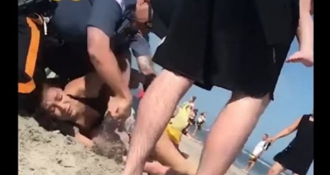 Policajci izudarali djevojku na plaži, objavljen brutalan snimak: Uživala na odmoru, a onda je uslijedio horor...