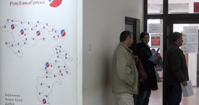 Šef poslovnice Fonda PIO u Prnjavoru urlao i prijetio majci s bebom: 'Ubiću je!'