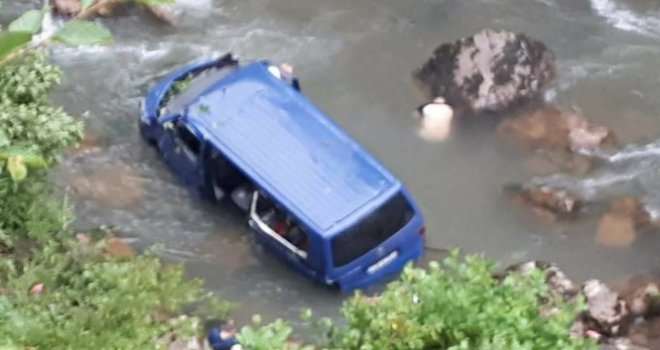 Vozač izgubio kontrolu i kombijem sletio u provaliju: Jedna osoba poginula, dvije povrijeđene