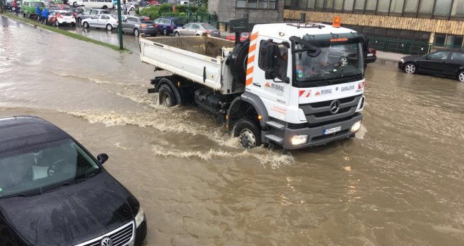 Posljedice jučerašnjeg nevremena: Poplavljeni podrumi, izlila se kanalizacija, pokrenuti odroni...