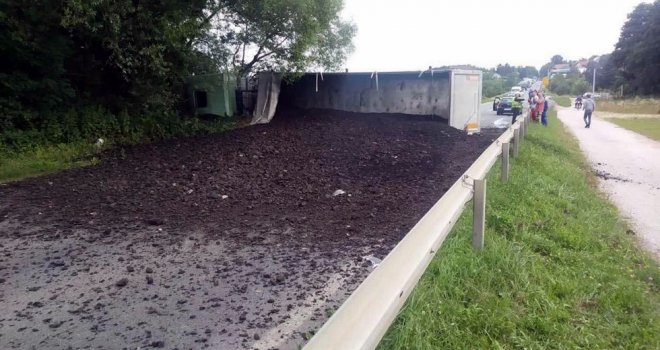 Prevrnuo se šleper pun uglja, saobraćaj obustavljen: Pet osoba povrijeđeno u nesreći kod Lukavca