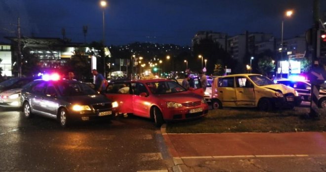  Teška saobraćajna nesreća u Sarajevu: U lančanom sudaru tri vozila povrijeđena jedna osoba