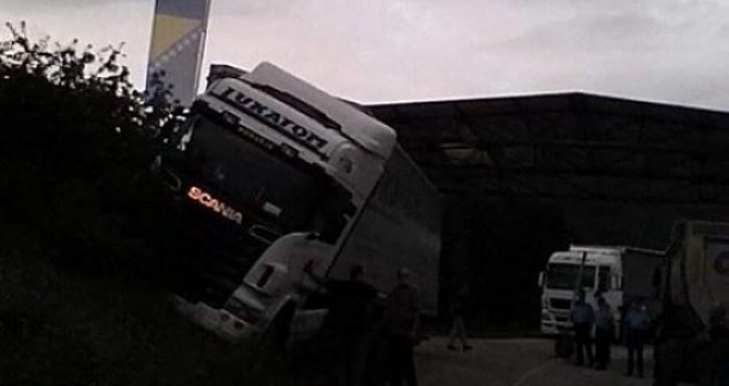 Užas na bh. granici: Žena izašla da otvori gepek, kamion se pokrenuo i udario u nju...