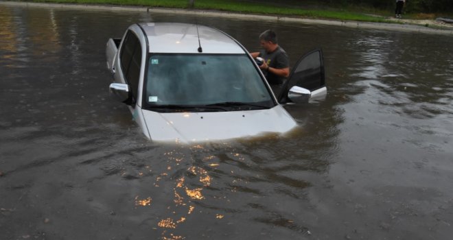 Nestalo devet osoba u poplavama u Francuskoj