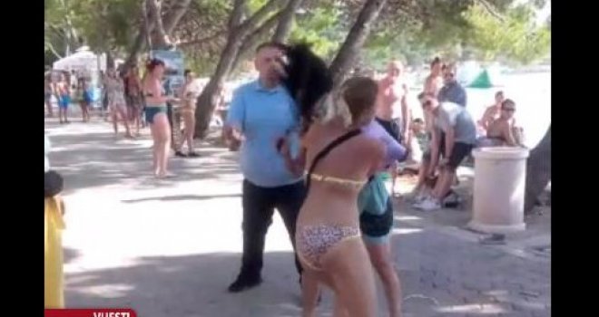 Nasred šetališta u Makarskoj potukle se dvije djevojke, onda se priključili i momci: Jedan drugom skinuo gaće...