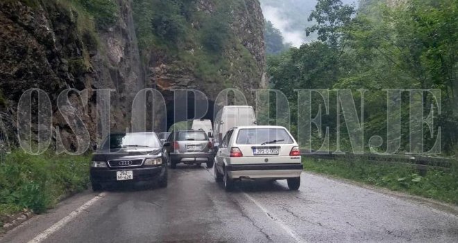 Teška saobraćajna nesreća na putu Sarajevo - Foča: Zabio se u tunel, automobil se prevrnuo na krov