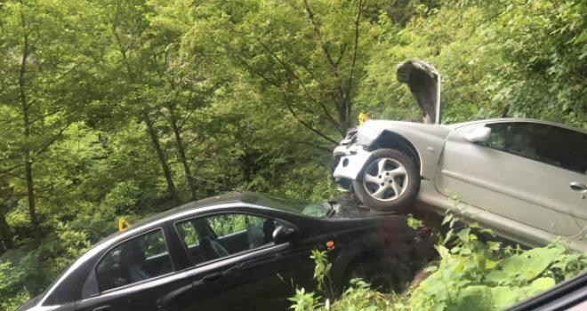 Zaspao za volanom pa se 'popeo' na parkirani automobil: Povrijeđene djevojčica i starija žena