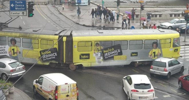 Haos na Skenderiji: Tramvaj izletio iz šina na sred raskrsnice, stvorile se ogromne gužve