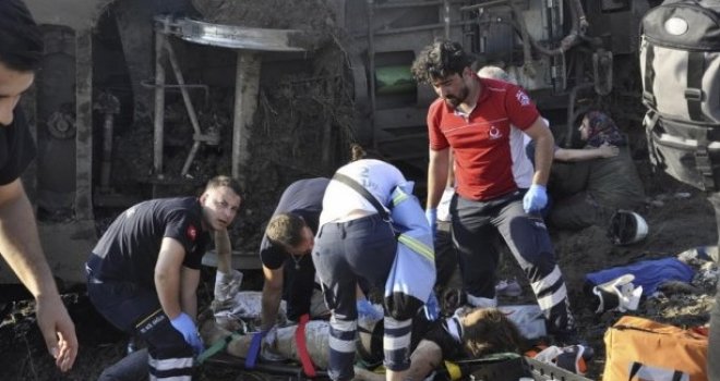 Jeziva nesreća u Turskoj: U prevrtanju voza 24 osobe poginule, 318 povrijeđeno!