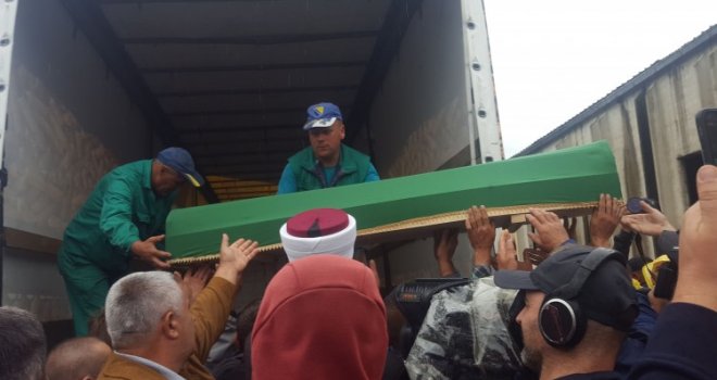 Tužna kolona sa posmrtnim ostacima 35 žrtava stigla u Potočare