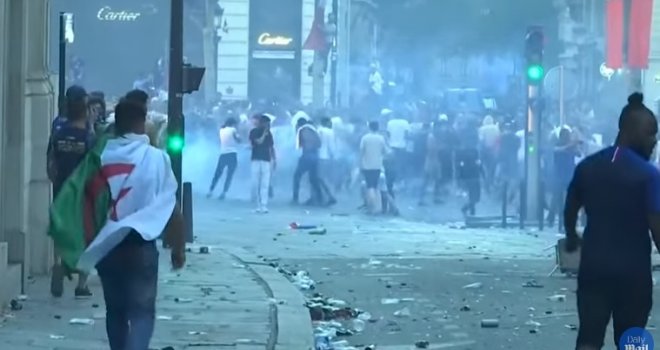 Slavlje u Parizu prešlo u divljanje: Navijači obijali prodavnice, prevrtali automobile, policiju gađali kamenjem...