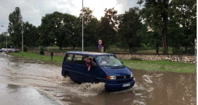Veliko nevrijeme pogodilo Zenicu, pričinjena materijalna šteta, stabla leže po cestama