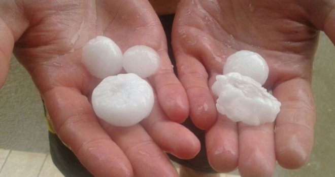 Led veličine teniske loptice pogodio područje Banjaluke, u Prijedoru vjetar i grad lomili grane