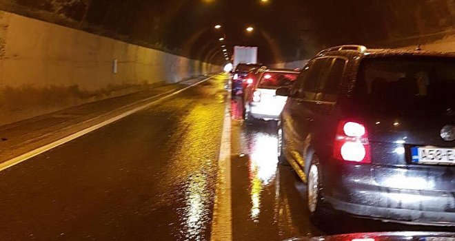 Sudarila se dva šlepera u tunelu između Jablanice i Konjica, saobraćaj bio potpuno blokiran