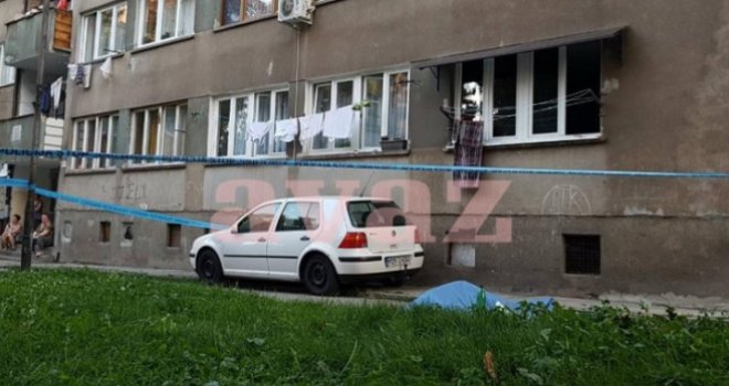 Tragedija u Zenici: Muškarac pao sa drugog sprata zgrade i umro