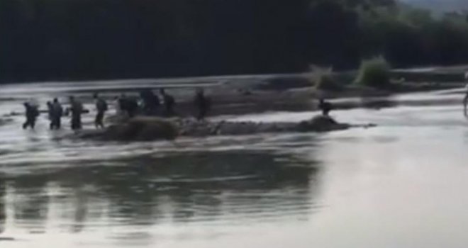 Migranti pokušali pješke preći Drinu, pa ostali na pola rijeke: Htjeli ući u BiH, ali vodostaj je počeo rasti... 