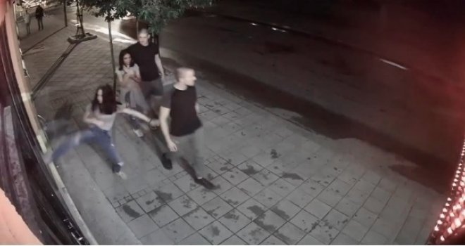 Grozno: Kamera snimila bijesnu tinejdžerku kako iz čista mira lomi izlog radnje tokom šetnje sa dečkom...