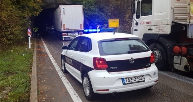 Udes u tunelu: U sudaru s kamionom poginuo motociklist, saobraćaj obustavljen