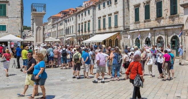 Dubrovnik se obračunava s bukom: Turisti više ne smiju vući kofere