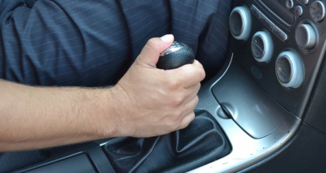 Ovo nikad ne smijete raditi u autu s ručnim mjenjačem