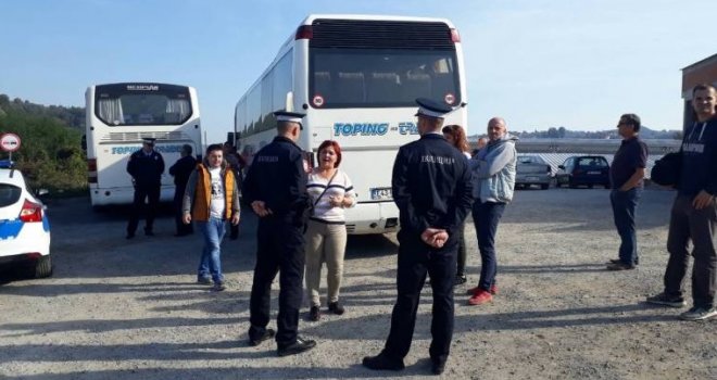 Policija zaustavila autobus sa građanima koji su krenuli na skup Pravda za Davida: Možemo li se slobodno kretati u ovoj je*enoj zemlji? 