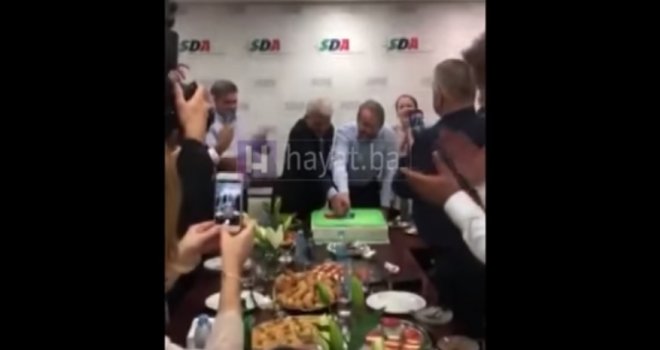 Opet velika zelena torta na stolu: Sebija reže, Emir kliče, a Bakir i Šefik...