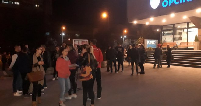 Frka pred Općinom Novi Grad: Zabranjen ulazak posmatračima SDP-a, NiP-a, SBB-a, Naše stranke, BPS-a, DF-a i NB-a!