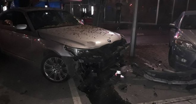 U centru Banjaluke slupao skupocjeni BMW na parkingu, a zatim pobjegao